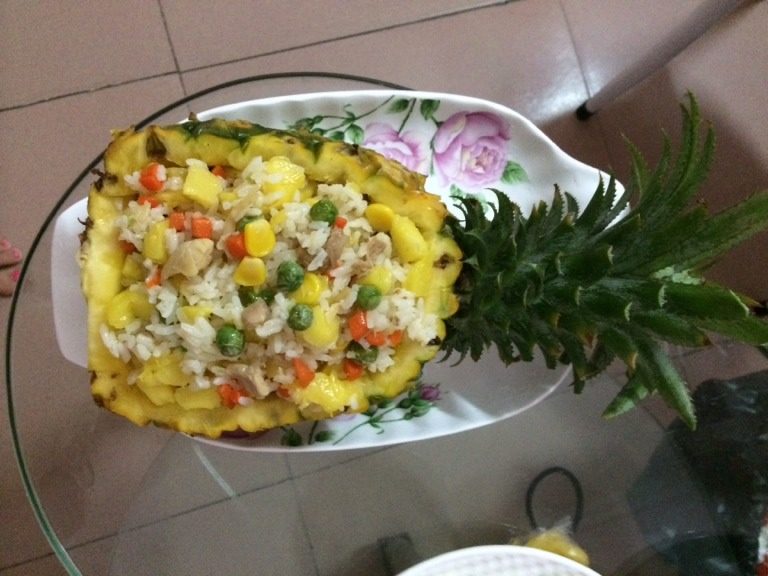 菠萝饭,最后炒好了就可以放上菠萝碗了
