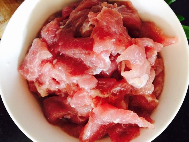 枸杞叶瘦肉汤（夏季靓汤）,<a style='color:red;display:inline-block;' href='/shicai/ 429'>瘦肉</a>切薄片腌上盐调味.