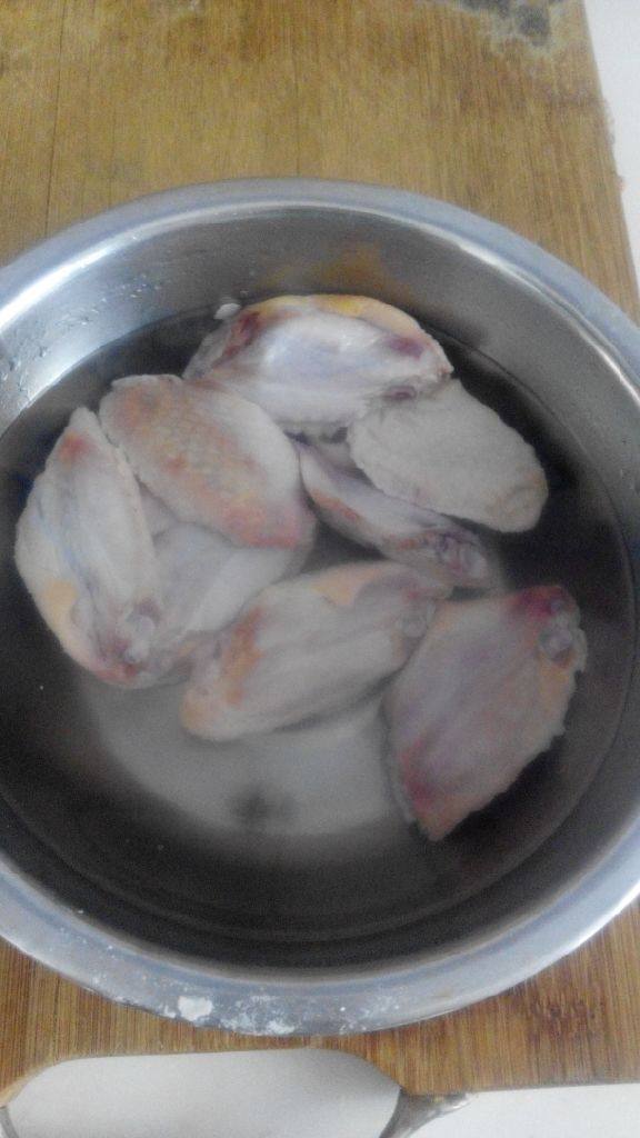 炸鸡翅,鸡翅中洗净泡水20分钟,然后把水倒掉