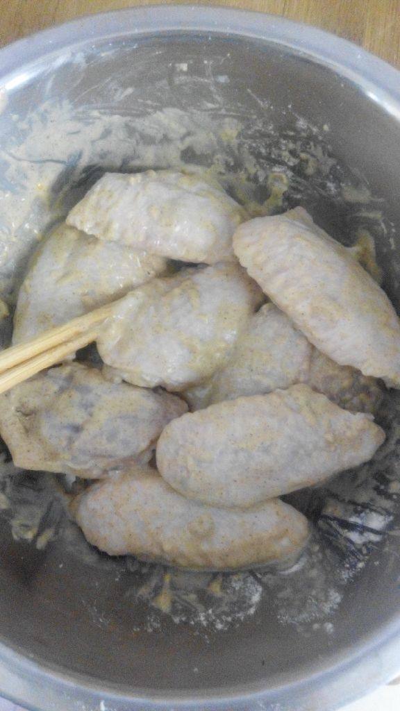 炸鸡翅,锅里放适量油,待油冒泡时把鸡翅中一个一个放在锅里炸至金黄色即可