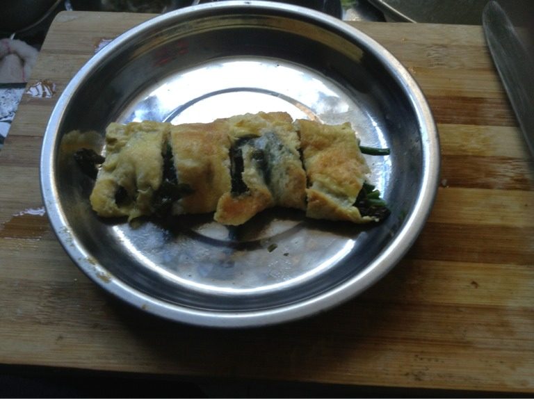 鸡蛋卷,在鸡蛋上放好紫菜，卷成成筒状