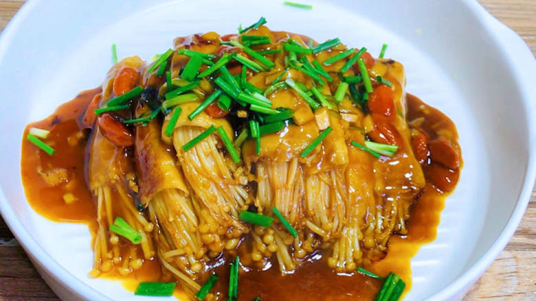 金针菇豆皮卷,出锅装盘,撒上葱花