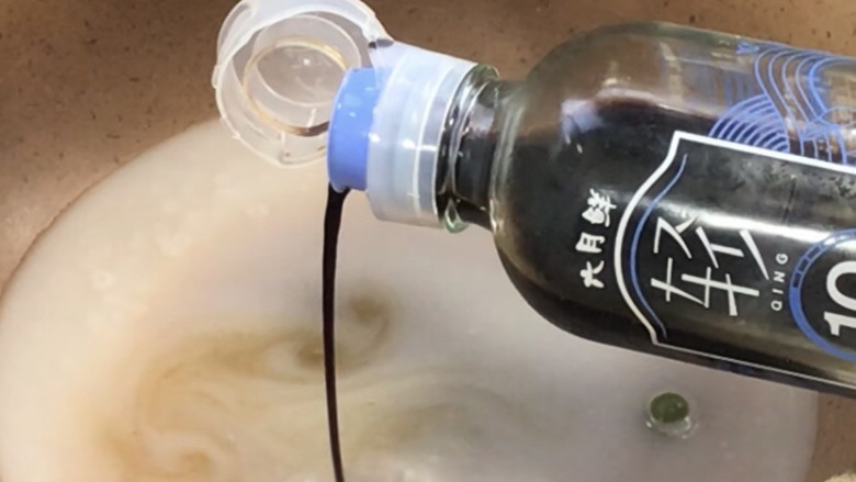 鲜虾豆腐,淋入轻盐酱油和橄榄油,搅拌均匀至沸腾
