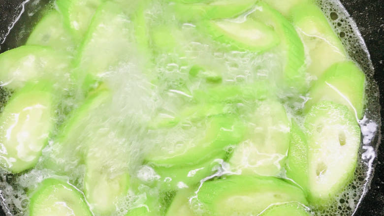 #闹元宵#丝瓜肉片汤,大火烧开煮2-3分钟
