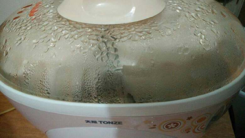 花胶银耳羹,炖锅注入适量的水，按炖汤键，时间4小时，时间到了即可