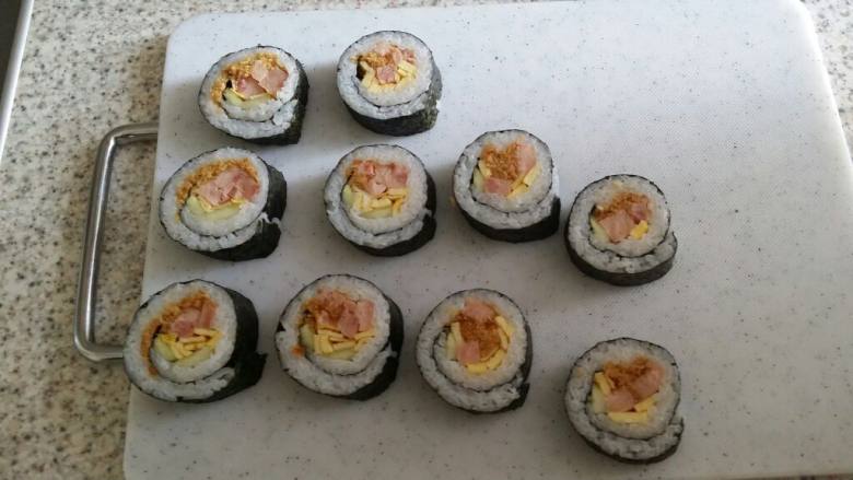 紫菜包饭,去掉竹帘，在干净的刀上沾水，将紫菜包饭切成合适的大小即成