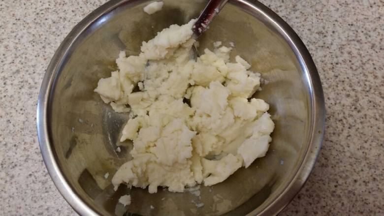 土豆培根烤肉,偶这里直接用的土豆泥,所以就省略蒸土豆