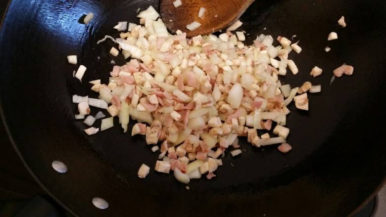 土豆培根烤肉,锅里倒油,烧开后倒入培根丁,中小火慢炒,让油流出来。再放入洋葱丁和蘑菇丁,撒入适量黑胡椒和盐翻炒至洋葱和蘑菇都变软,飘出香味。