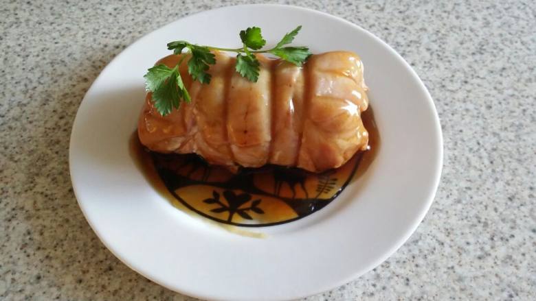 土豆培根烤肉,土豆快烤好的时候,开始准备调料汁。偶用的是耗油、酱油、味霖、水、粗粒黑胡椒,再用水淀粉勾芡,味道也很不错。最后,解除棉线的束缚,把调料汁浇在土豆卷上,放上新鲜的香草,就可以吃啦!