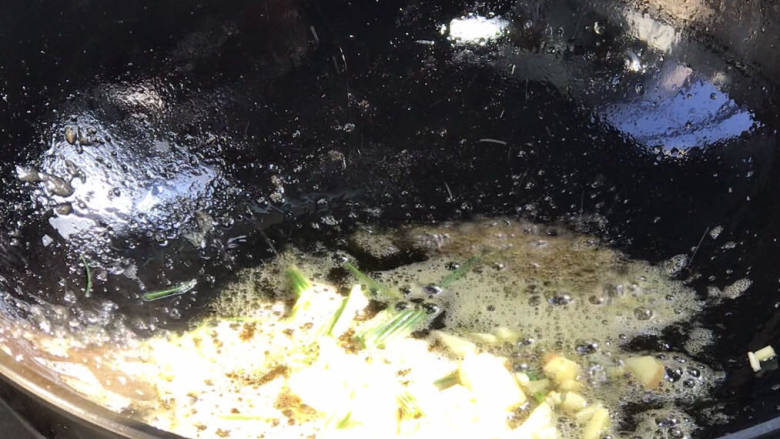 酸辣椒炒牛肉,就着油锅,放入葱姜蒜炒香