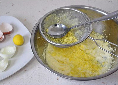 玛格丽特小饼 饼干,将熟蛋黄用勺子按压着过筛成细末到黄油盆里,拌匀。
煮鸡蛋: 鸡蛋跟凉水一起下锅,开锅后煮8分钟即可关火,然后趁热捞出在冷水中冰一下,这样既好剥壳,蛋黄也干爽易散。