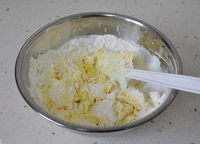 玛格丽特小饼 饼干,用刮刀翻拌均匀,至全部和成面团。
一开始会有点干,不易成团,要耐着性子不断用刮刀按压,慢慢的就会全部融成面团。