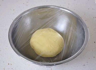 玛格丽特小饼 饼干,用保鲜膜将面盆裹严实,放冰箱冷藏1小时左右,这样回头造型时会有很好看的裂纹。