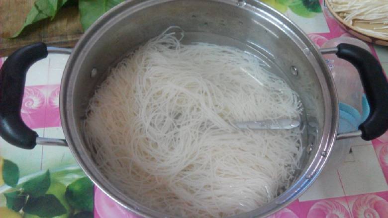 家常炒米粉,干米粉用开水泡20分钟左右,泡软了再捞起控干水