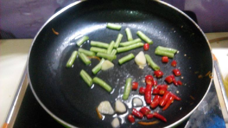 家常炒米粉,再开始炒豆角,蒜,辣椒爆香后