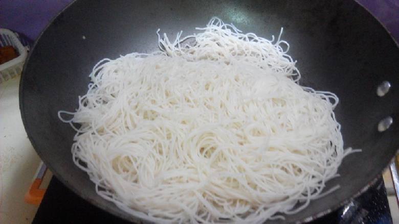 家常炒米粉,倒入米粉一直翻炒,