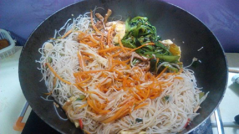 家常炒米粉,再倒入之前炒好的菜继续炒均匀【通心菜也是炒好的,忘了拍照了。】