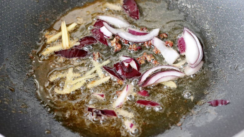 马蹄彩椒炒虾,煎虾的油锅先爆香花椒,再大火爆香洋葱和姜丝。