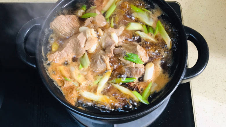 红焖牛肉煲,水与食材持平,大火煮沸