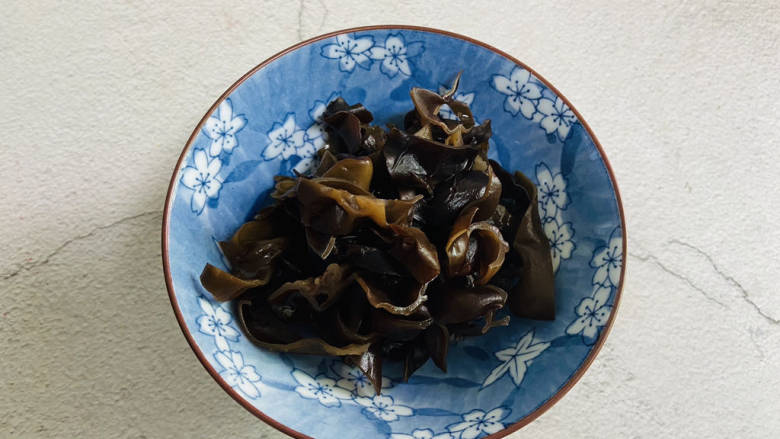 醋溜木须肉,干黑<a style='color:red;display:inline-block;' href='/shicai/ 233'>木耳</a>提前泡发,清洗干净撕成小朵