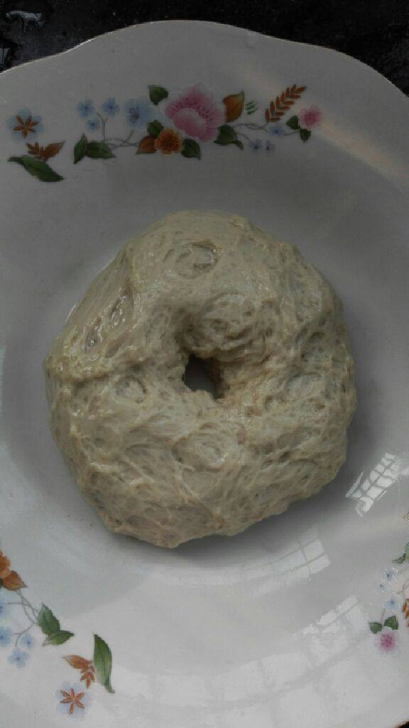 自制凉皮,准备两个盆, 其中一个放点水, 水不要太多, 把面团放进去慢慢用手搓, 搓出的面水倒进另一个盆,再放点水继续搓,再倒进另一个盆, 反复这个过程,直到水变清,搓不出了,剩下的就是面筋, 洗面水静放4-5个小时,让清水和淀粉分层,搓剩下的面团蒸熟了就是面筋