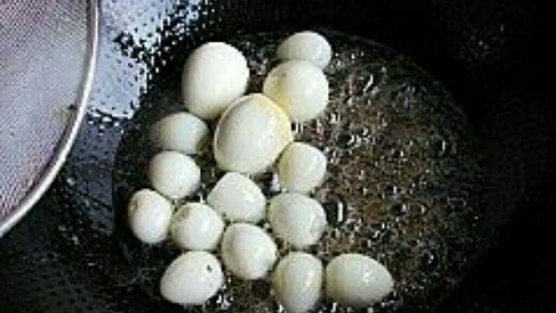 虎皮可乐鹌鹑蛋,煮好的蛋剥皮,入油锅中炸至外皮起皱;