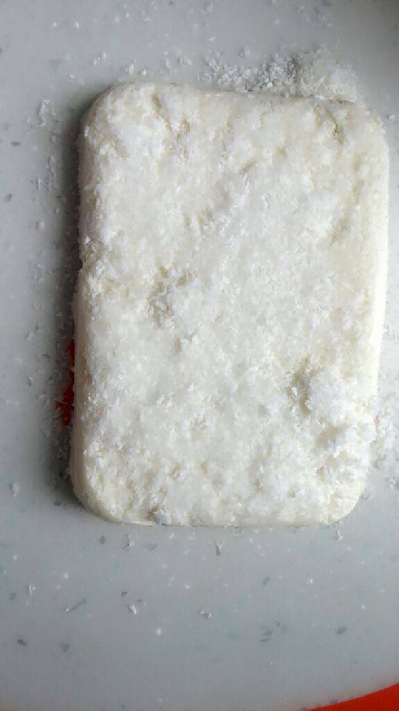 牛奶椰蓉小方,整块倒出，切成小方块