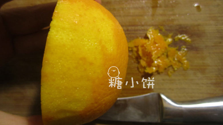 西西里橙子蛋糕,用小刀刮下橙皮后切碎,注意不要取到白色的部分(取橙皮前一定要注意清洗干净,不要用那种表面抹了蜡的)