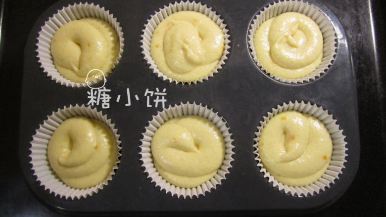 西西里橙子蛋糕,装入纸杯约8分满,这个分量我做了7杯直径约7CM的。我的模子只有6个孔,最后一个装不下就另外烤了
