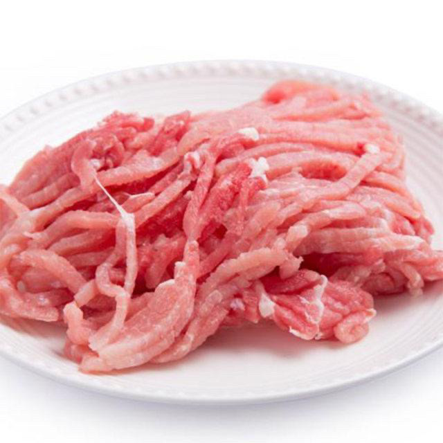 京葱炒肉丝,把肉切成丝,粗细就看你的刀工啦。