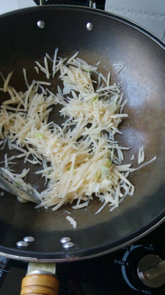 土豆鸡蛋汤,锅中放少许油，油热加入葱花，再加入土豆丝，翻炒几下