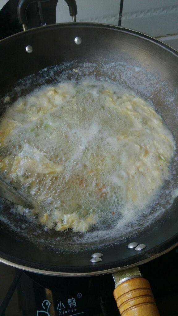 土豆鸡蛋汤,待水开加入盐调味，再加入鸡蛋搅动