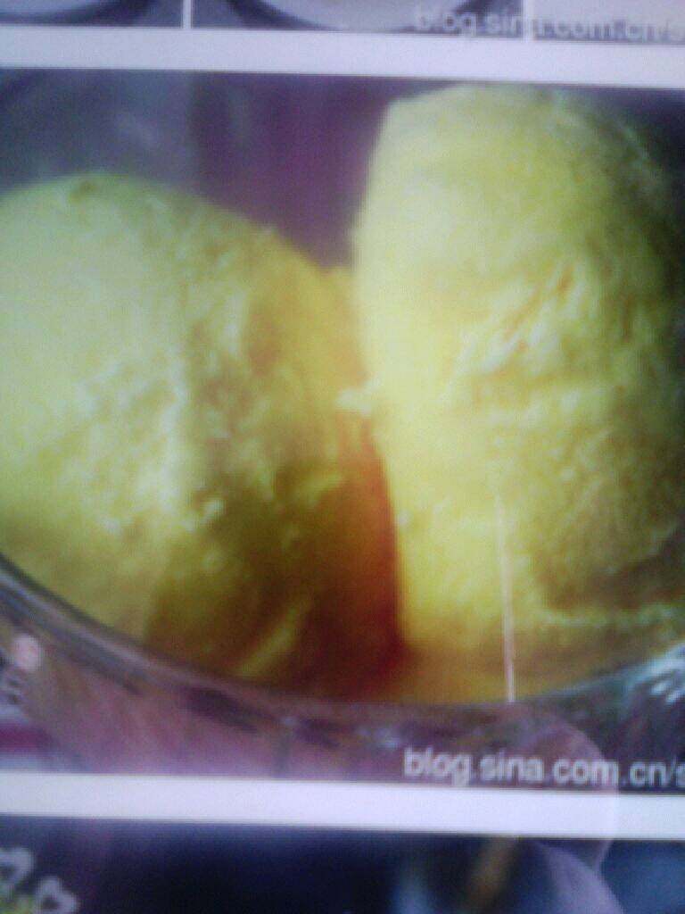 牛奶冰淇淋,打好的鲜奶油取一半与冷却奶好的奶浆充分混合，之后再与剩余的一半混合均匀。将搅拌好的液体过滤一下倒入冰淇淋机，搅拌半个小时后，再放入冰箱冷冻，一个小时后再搅拌一次，等冰淇淋完全凝固就好了。