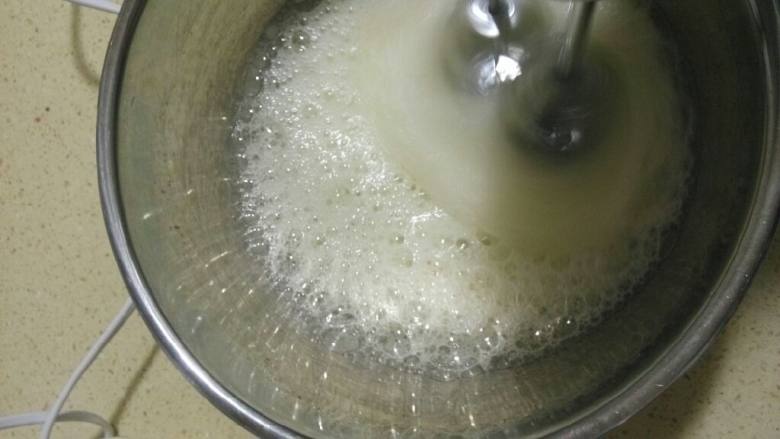 八寸可可戚风蛋糕,蛋白滴几滴柠檬汁用电动打蛋器打至鱼眼泡时加入三分之一<a style='color:red;display:inline-block;' href='/shicai/ 869'>白砂糖</a>,分三次加入打至硬性发泡