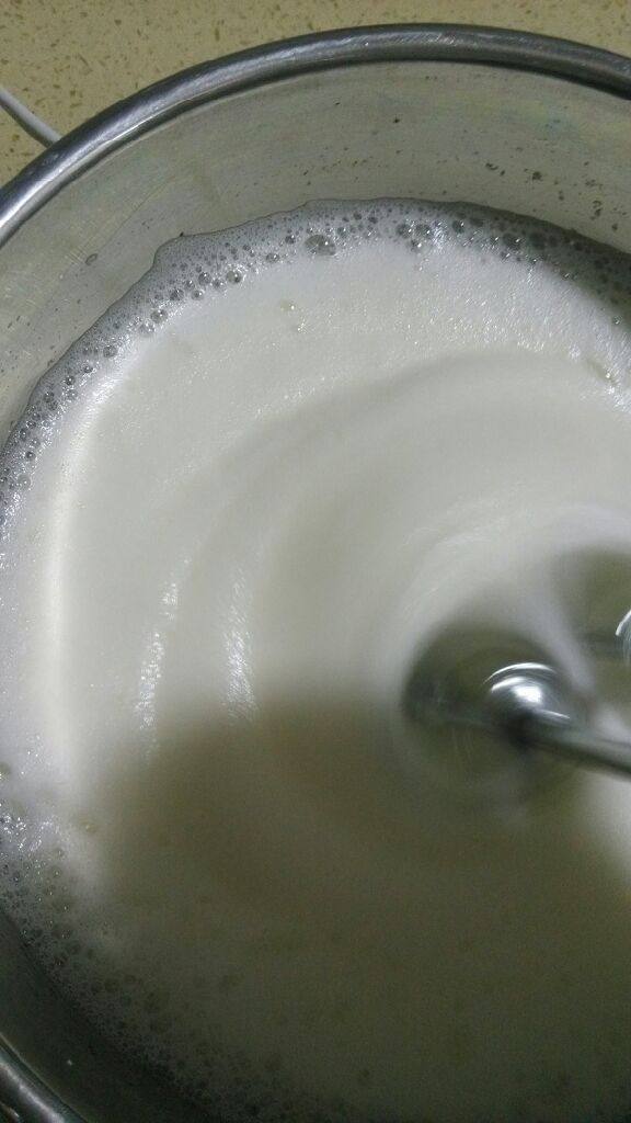 轻优格蛋糕,蛋白加两滴柠檬汁后,分三次加入砂糖打至干性发泡,盆子倒扣蛋白也不会流动。打好此时预热烤箱160度