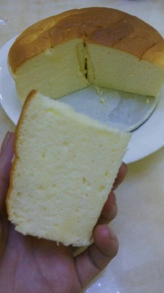 轻优格蛋糕,脱模后保鲜袋装好入冰箱冷藏后口感更佳,我是一脱模就忍不住来了两块,偷笑。