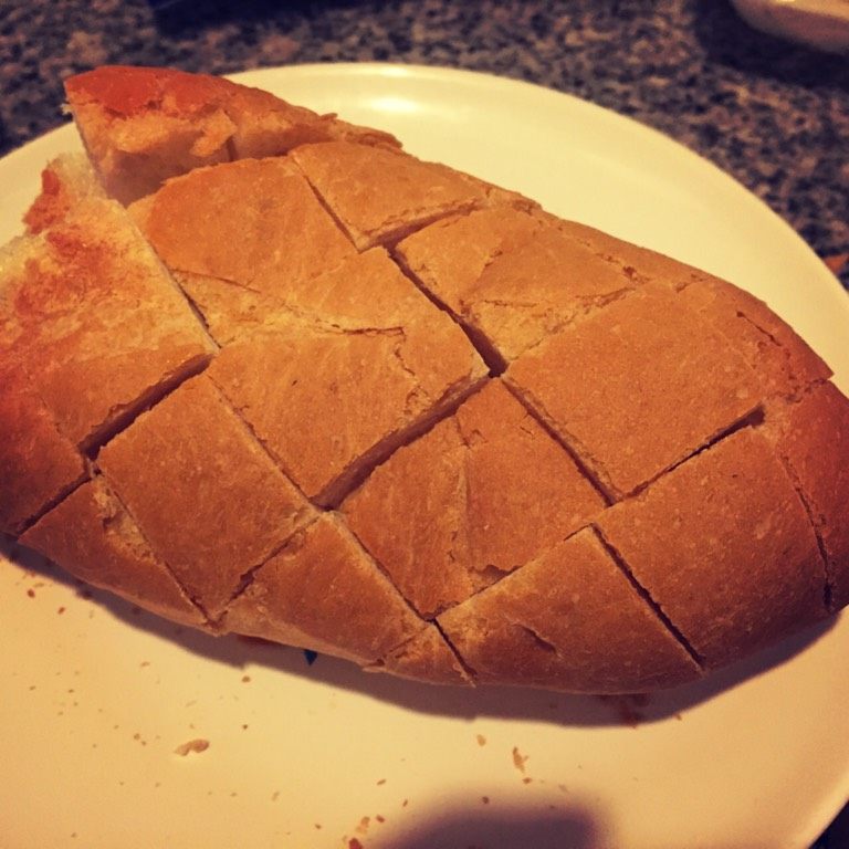 培根蔬菜披萨之法棍版,将<a style='color:red;display:inline-block;' href='/shicai/ 10664'>法棍</a>如图切好，放入180度预热好的烤箱五到十分钟然后拿出