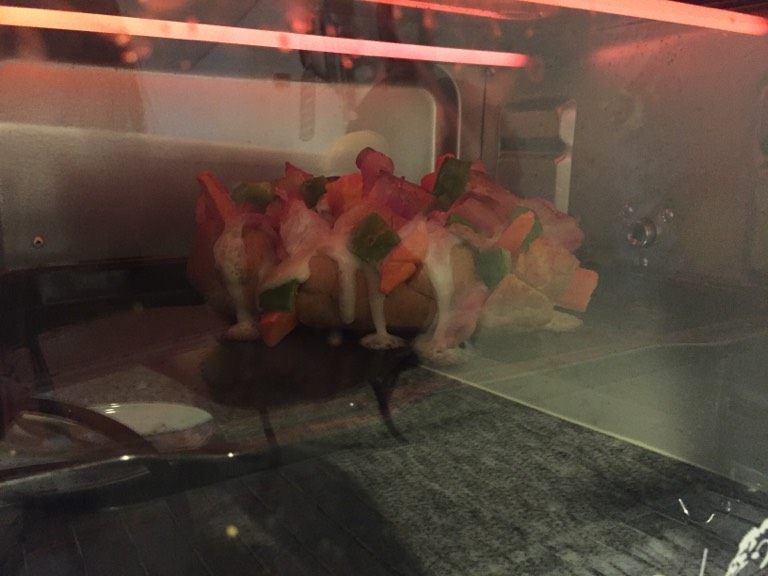 培根蔬菜披萨之法棍版,烤箱180度，10分钟，上下火。奶酪融化就好啦