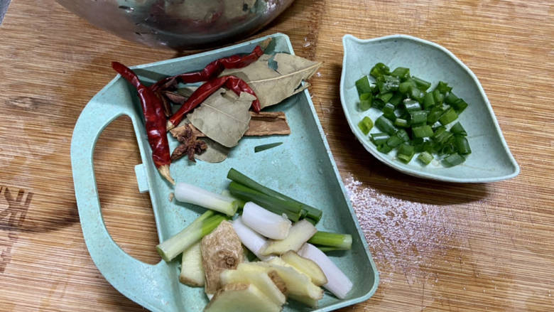 五花肉焖莲藕,小葱洗净,葱白切段,葱叶切末,姜搓洗干净切片