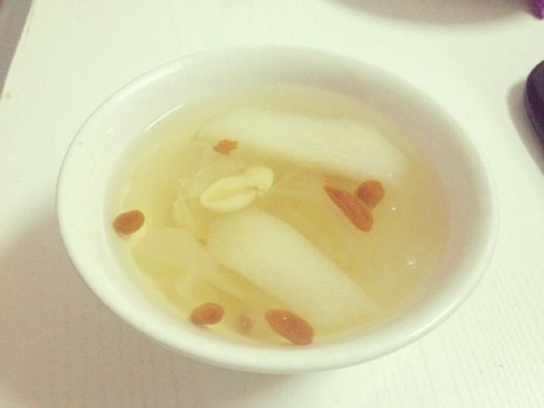 雪梨银耳莲子枸杞羹