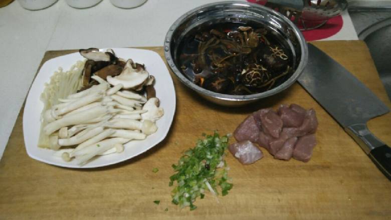 杂菌瘦肉汤,<a style='color:red;display:inline-block;' href='/shicai/ 230'>香菇</a>切片，<a style='color:red;display:inline-block;' href='/shicai/ 268'>白玉菇</a>切段，<a style='color:red;display:inline-block;' href='/shicai/ 234'>金针菇</a>去根备用，<a style='color:red;display:inline-block;' href='/shicai/ 414'>猪肉</a>切块，<a style='color:red;display:inline-block;' href='/shicai/ 3250'>葱</a>切<a style='color:red;display:inline-block;' href='/shicai/ 3250'>葱</a>花。