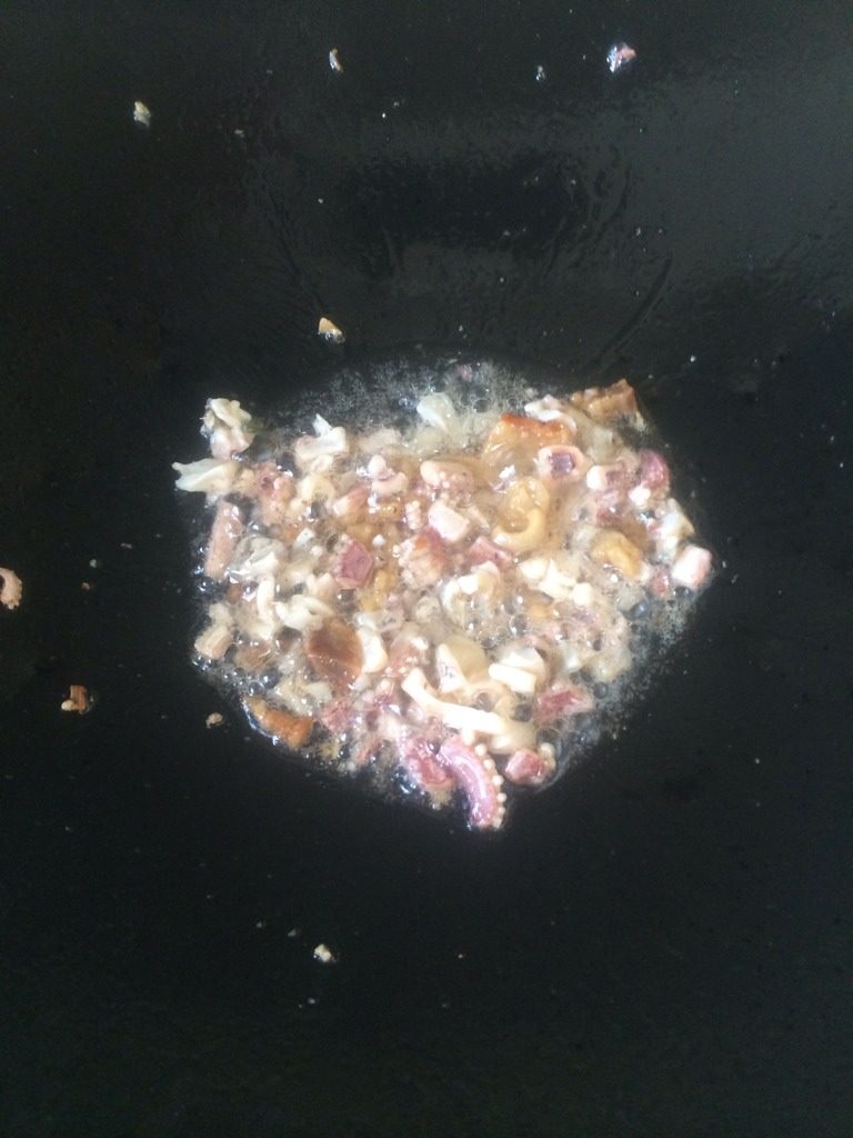 潮式虾粥,锅下米,下水煮。另起一锅,放油加热,然后分别把鱿鱼、香菇、豆干爆香待用。