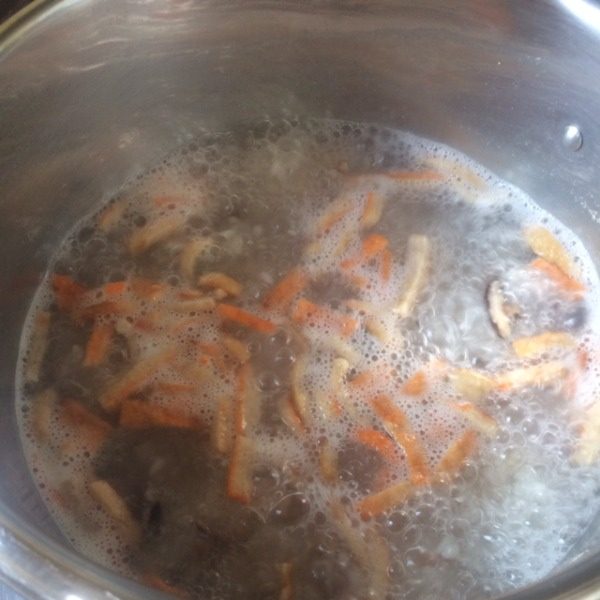 潮式虾粥,等饭煮开之后,还没熟时,把爆香的香菇、鱿鱼、豆干都放进锅里一起煮。