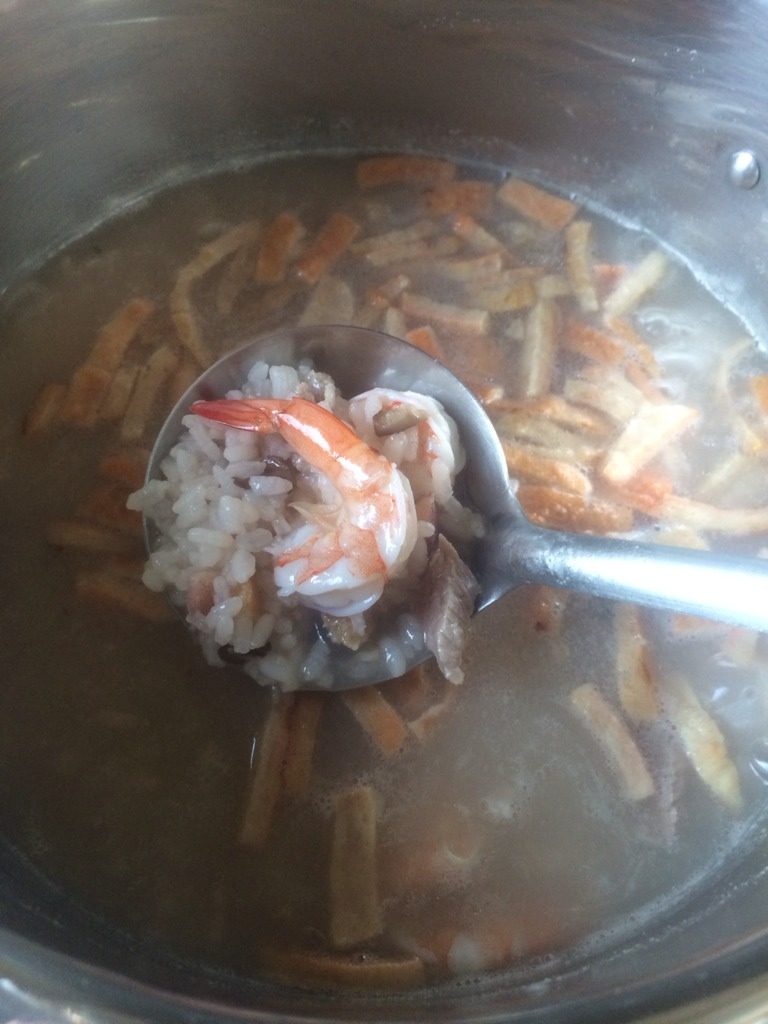 潮式虾粥,在粥快熟的三分钟之前,把洗好的虾和脚趾肉放进锅里煮,然后依次放入盐、<a style='color:red;display:inline-block;' href='/shicai/ 717'>味精</a>。等关火的时候,放入葱、香菜、芹菜即可。