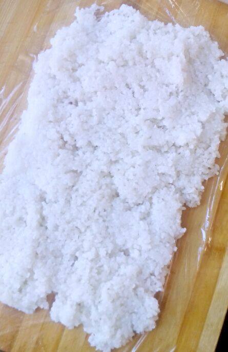 糯米糍粑,将蒸好的糯米饭放在保鲜膜上，用保鲜膜包好。