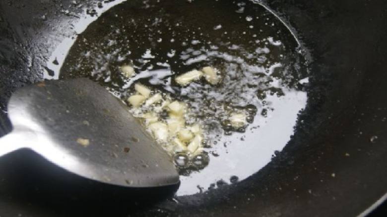 炒生菜,锅热下油倒入蒜粒煸出香味~