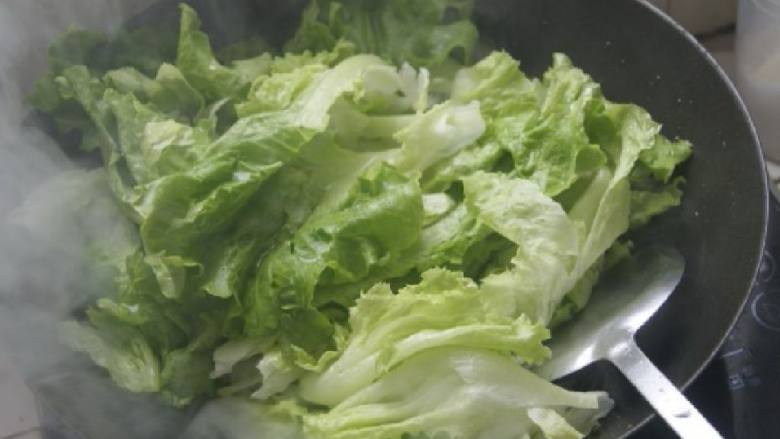 炒生菜,火开大些，油温高时倒入生菜！