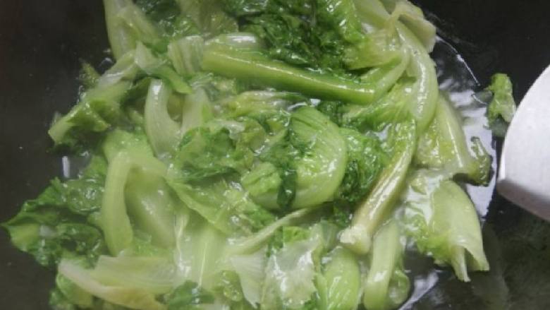 炒生菜,翻炒中！一并加入盐，<a style='color:red;display:inline-block;' href='/shicai/ 756'>鸡精</a>等调料，继续翻炒二分钟，OK，装盘出锅！