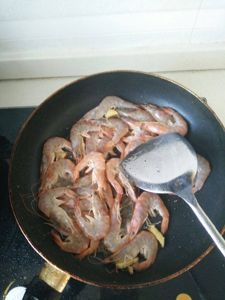油焖大虾,将虾倒入煸炒,同时转成大火,然后放盐适量。