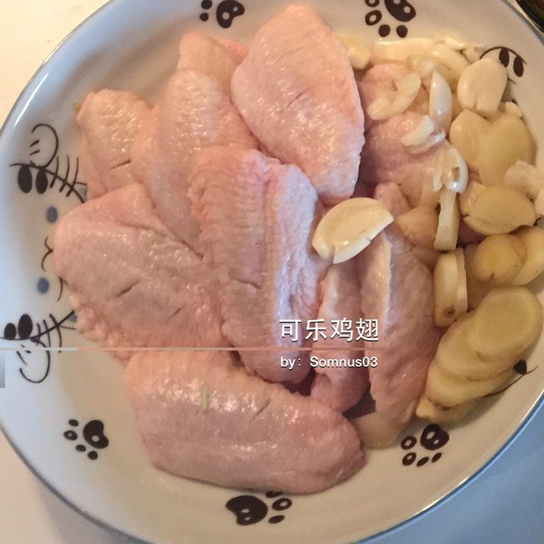 可乐鸡翅,<a style='color:red;display:inline-block;' href='/shicai/ 96'>鸡翅</a>洗净，鸡中翅两面各划1-2刀